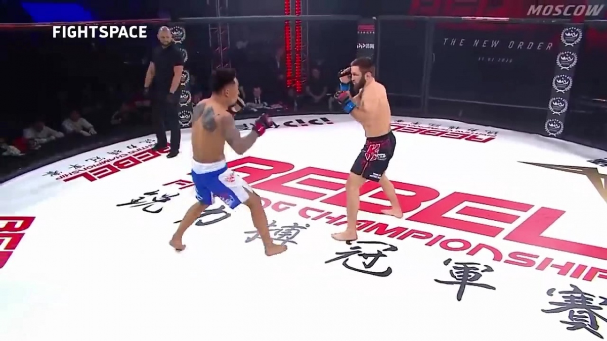 VIDEO: Quay lưng ra đòn không cần nhìn, võ sĩ MMA vẫn hạ knock-out đối thủ